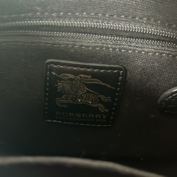 Burberry Black pebbled leather purse with gold tone hardware and chain strap - Picture 3 of 10